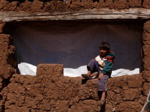 Um menino nos observa quando iniciamos, na vila de Cachora, nosso caminho para Choquequirao, no Peru